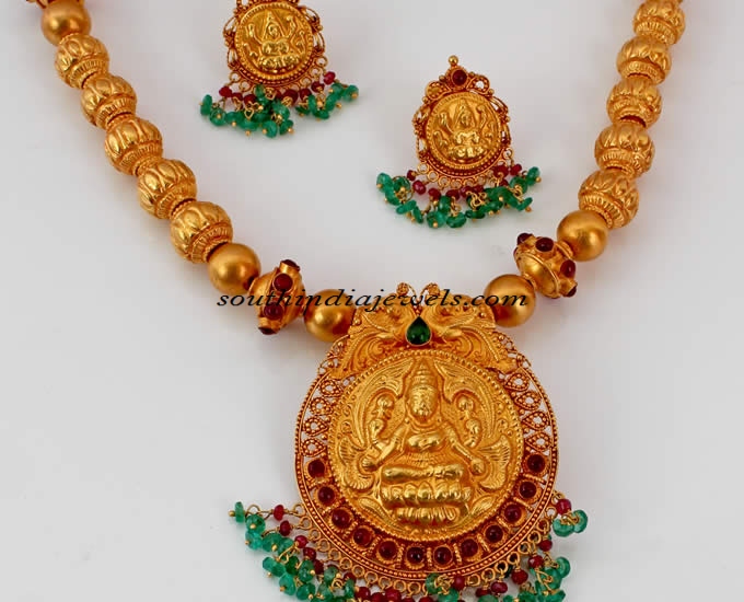 Gold temple jewellery necklace set