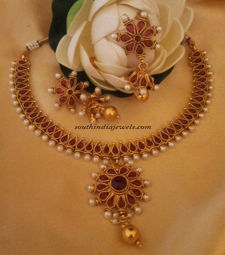 Imitation jewellery necklace set