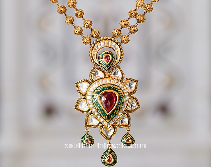Gold Kundan short necklace from Tanishq