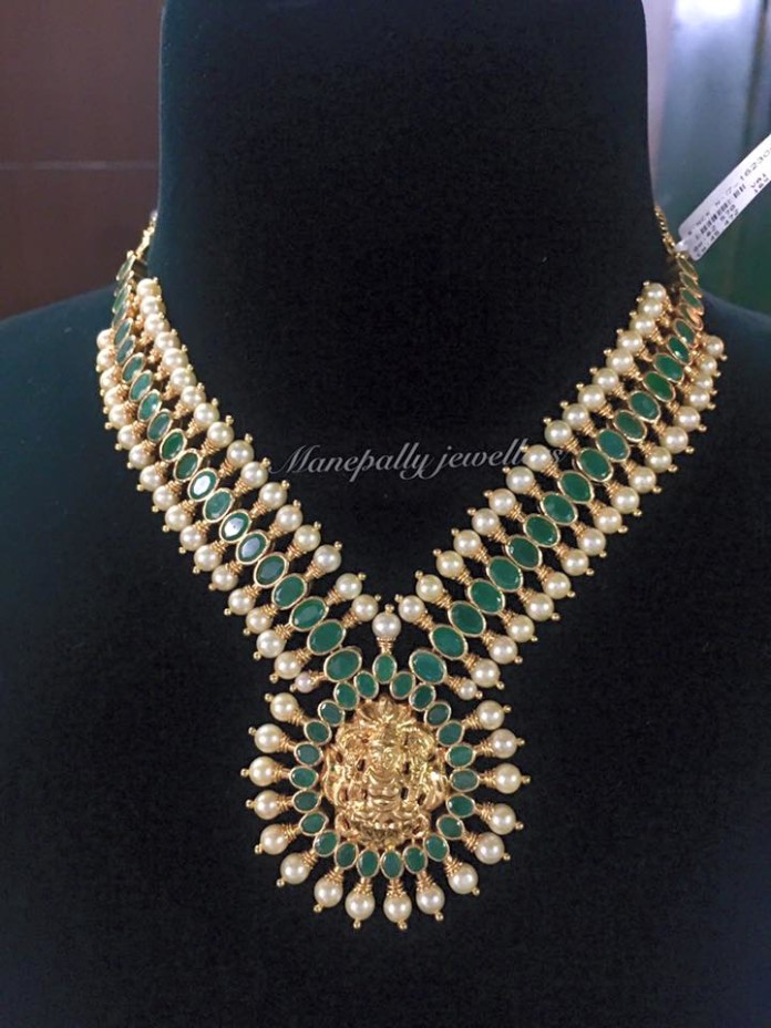22KT Gold Emerald Necklace from Manepally Jewellery - South India Jewels