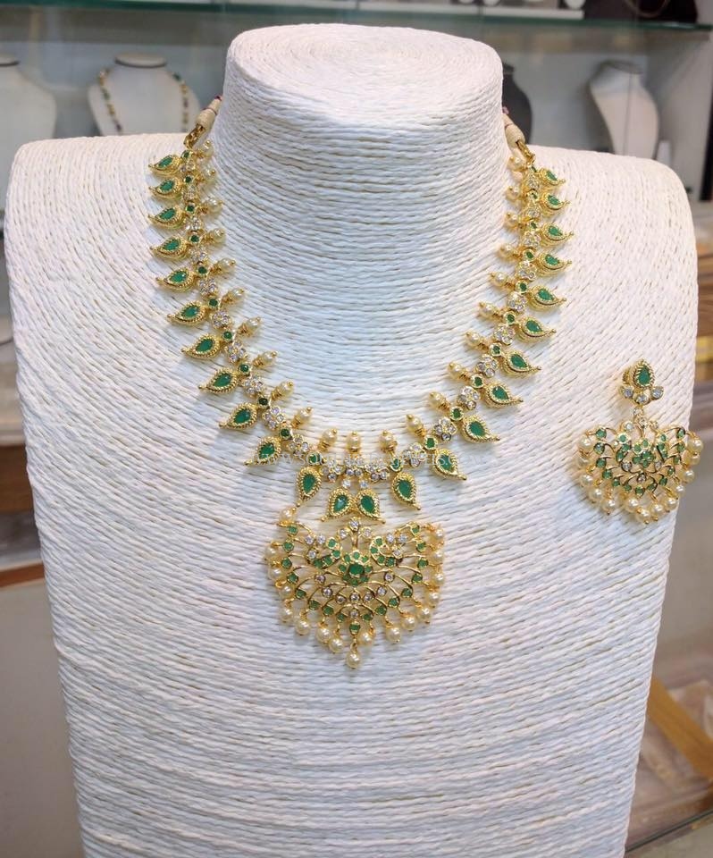 Short Mango Necklace with Green Stones