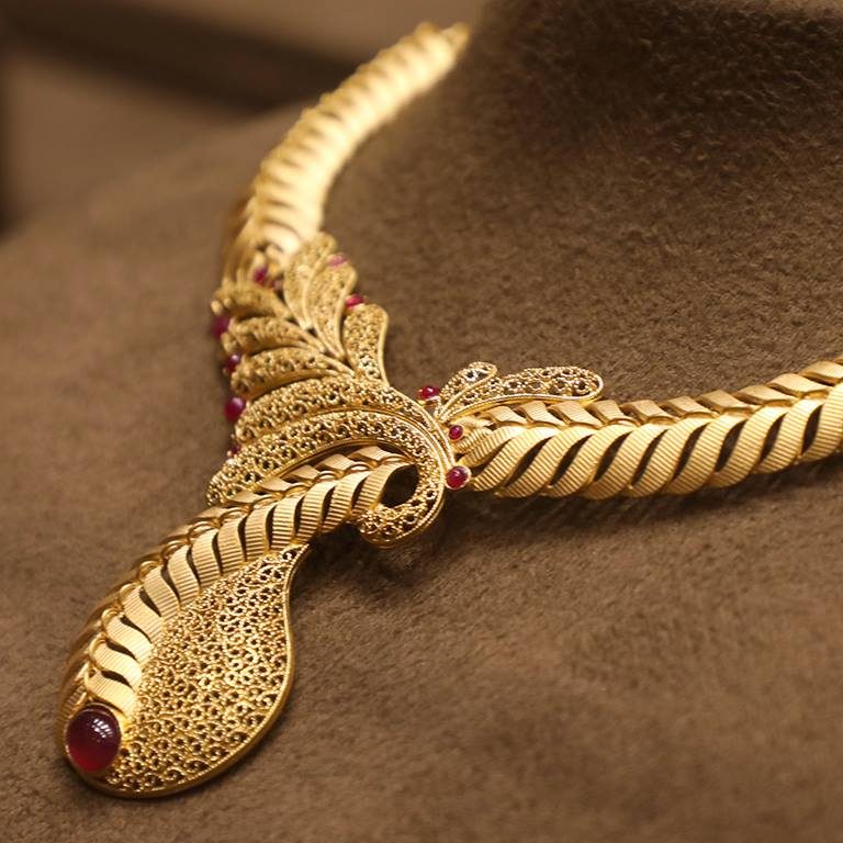 Beautiful Gold Necklace From Manubhai