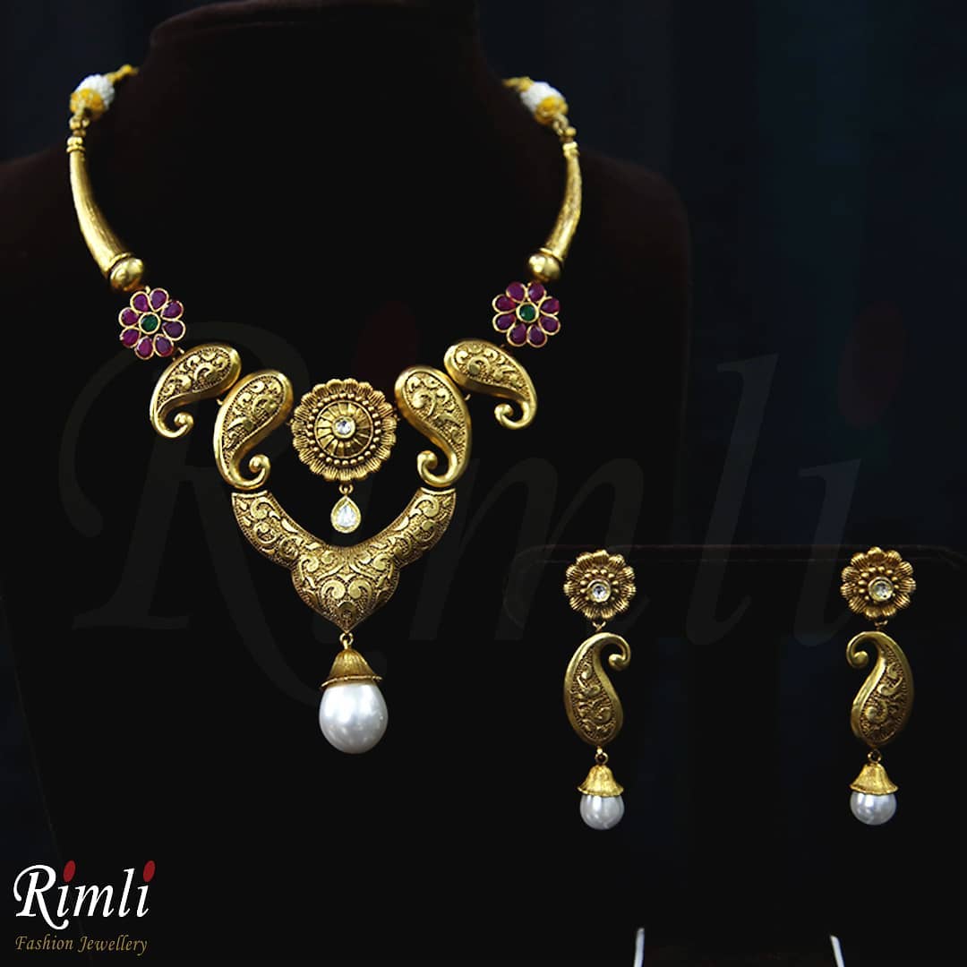 Eye Catching Necklace Set From Rimli Boutique