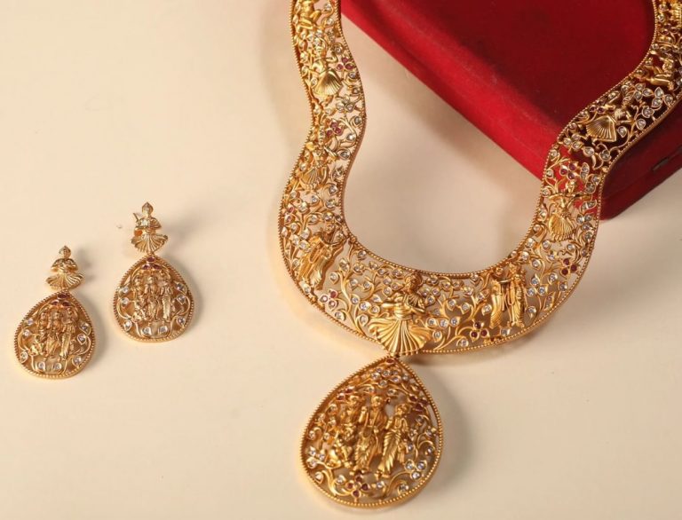 Trendy Necklace Set From Tarinika