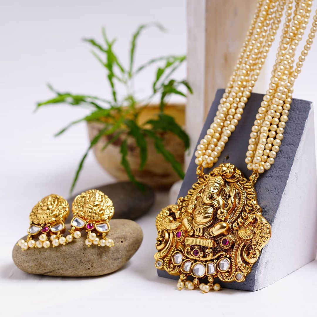 gold-plated-ganesh-pendant-temple-set