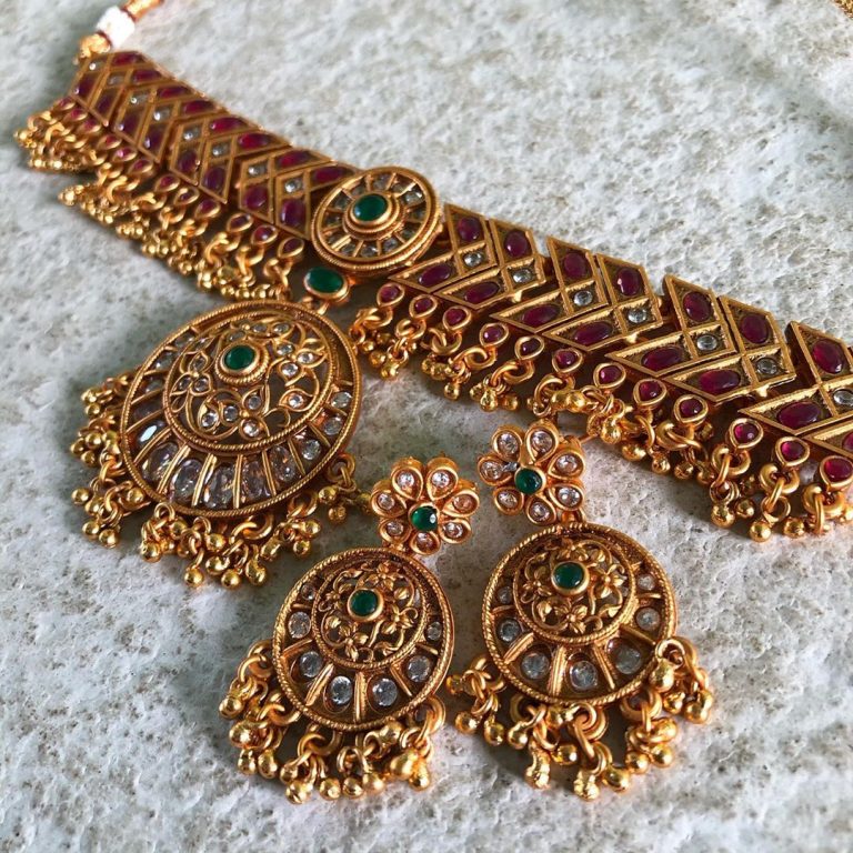 matte-temple-gold-high-neck-round-pendant-choker-set