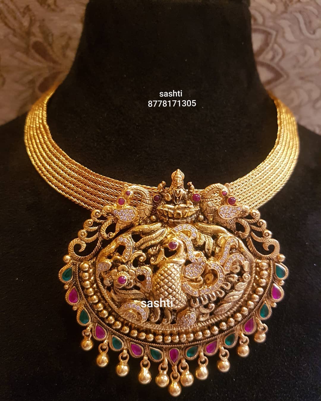 bold-lakshmi-pendant-necklace
