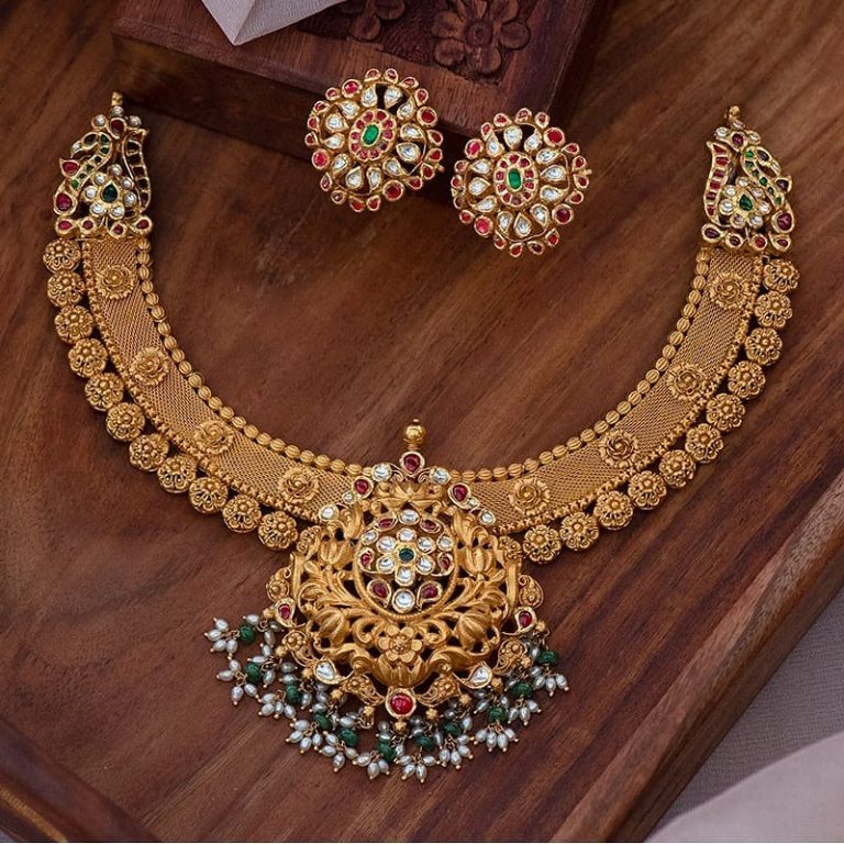 antique-gold-necklace-with-stud-earrings