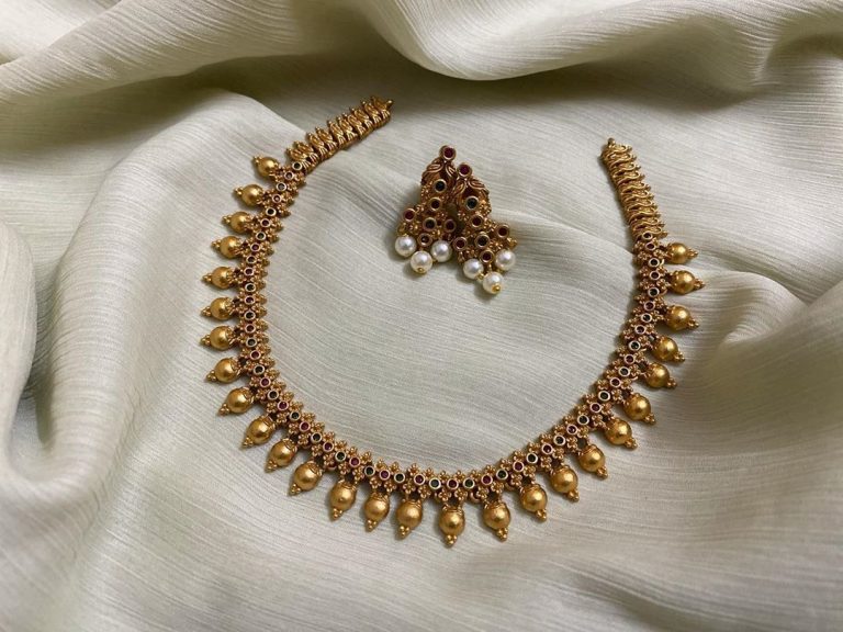 simple-motif-necklace-with-earrings