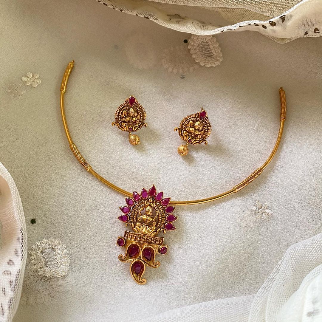ruby-stones-matte-gold-lakshmi-pendant-pipe-set