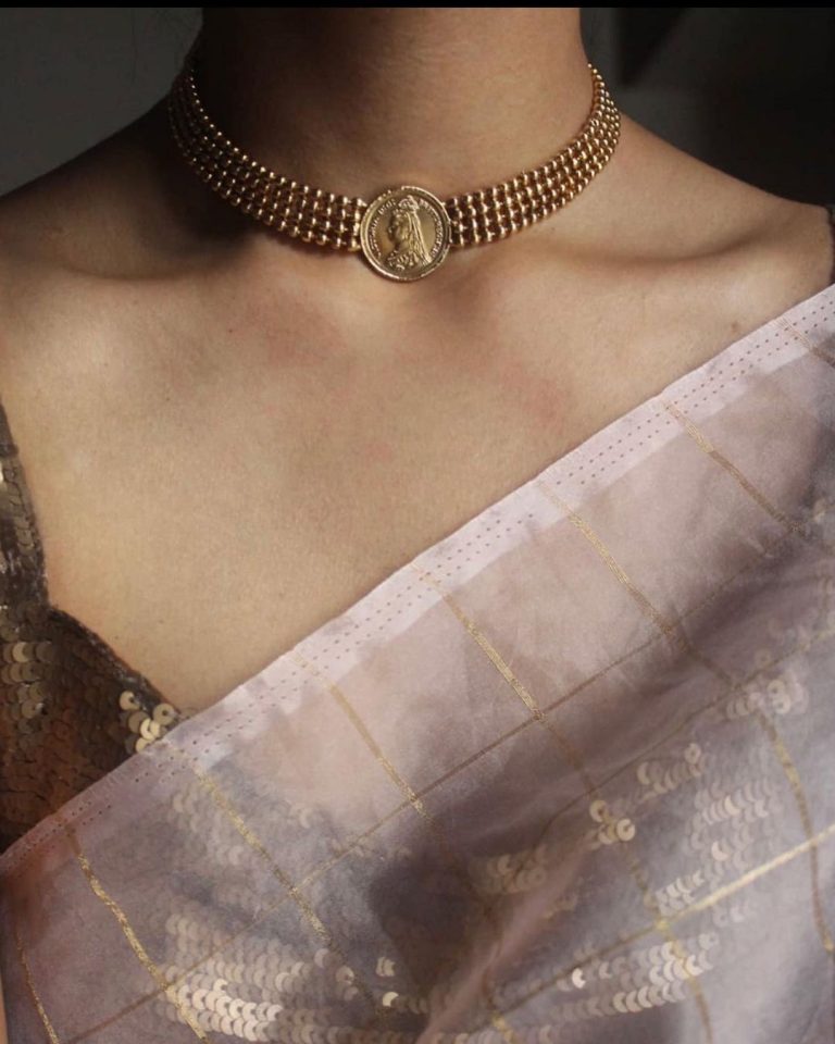 queen-pendant-choker-necklace
